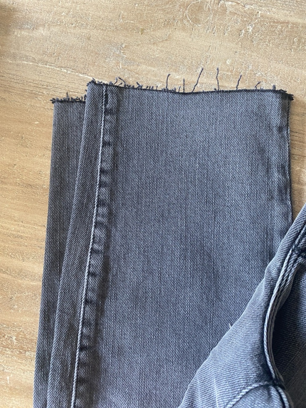 Good American Women's Gray Cropped Fray-Hem Jeans - Picture 4 of 5